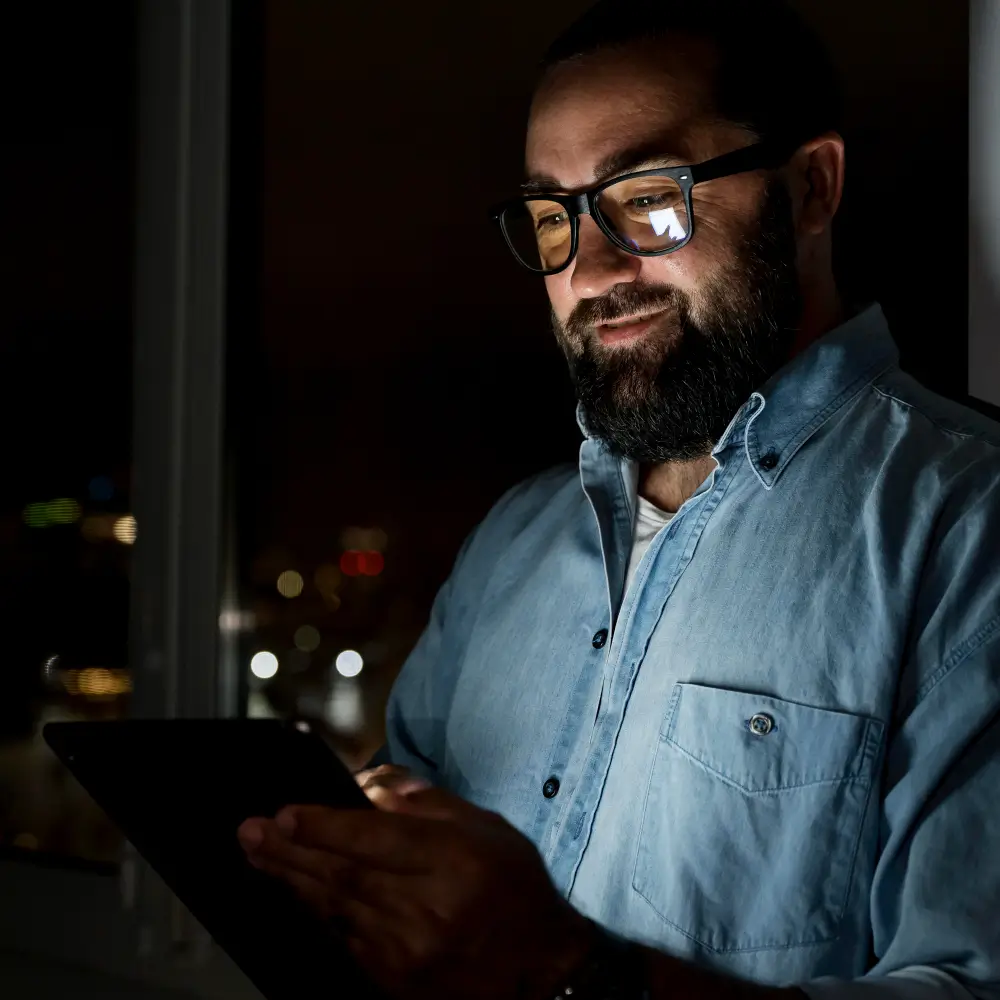 um homem olhando para a tela de um celular