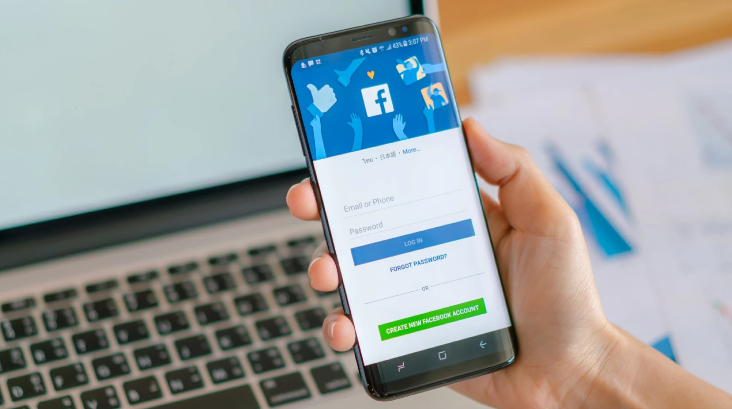 Um celular entrando numa conta do facebook para usar o Facebook Ads